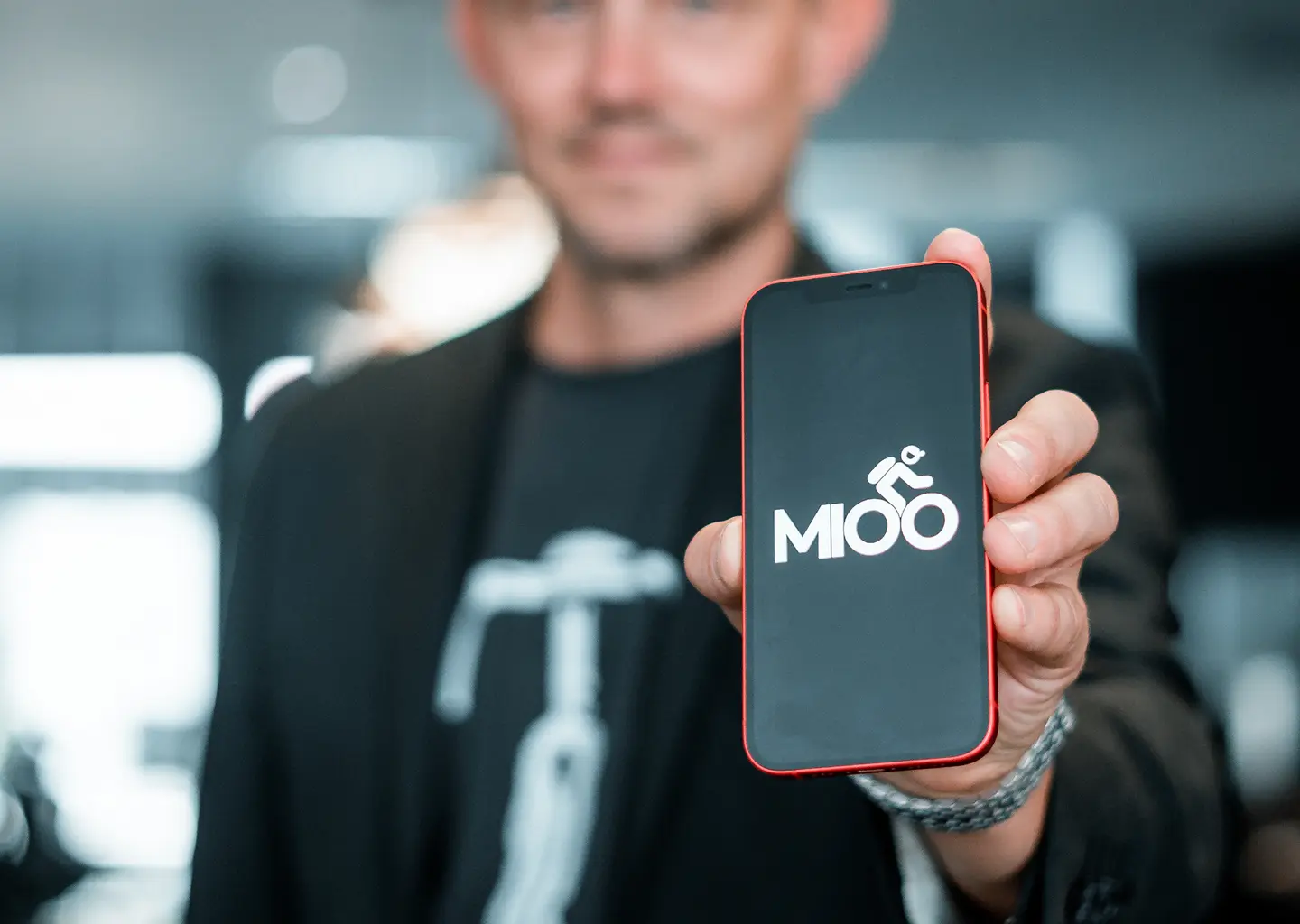 Interface of the Mioo app, a peer-to-peer bike service platform, featured in a Ministry of Programming case study.